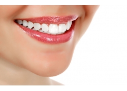 種植牙和鑲牙比較有何優點？